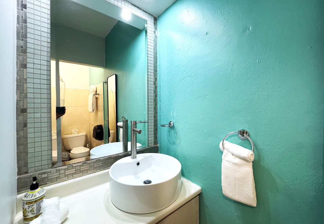 Estudio en San Juan - Updated Condado Queen Studio | Near Beach & Dining