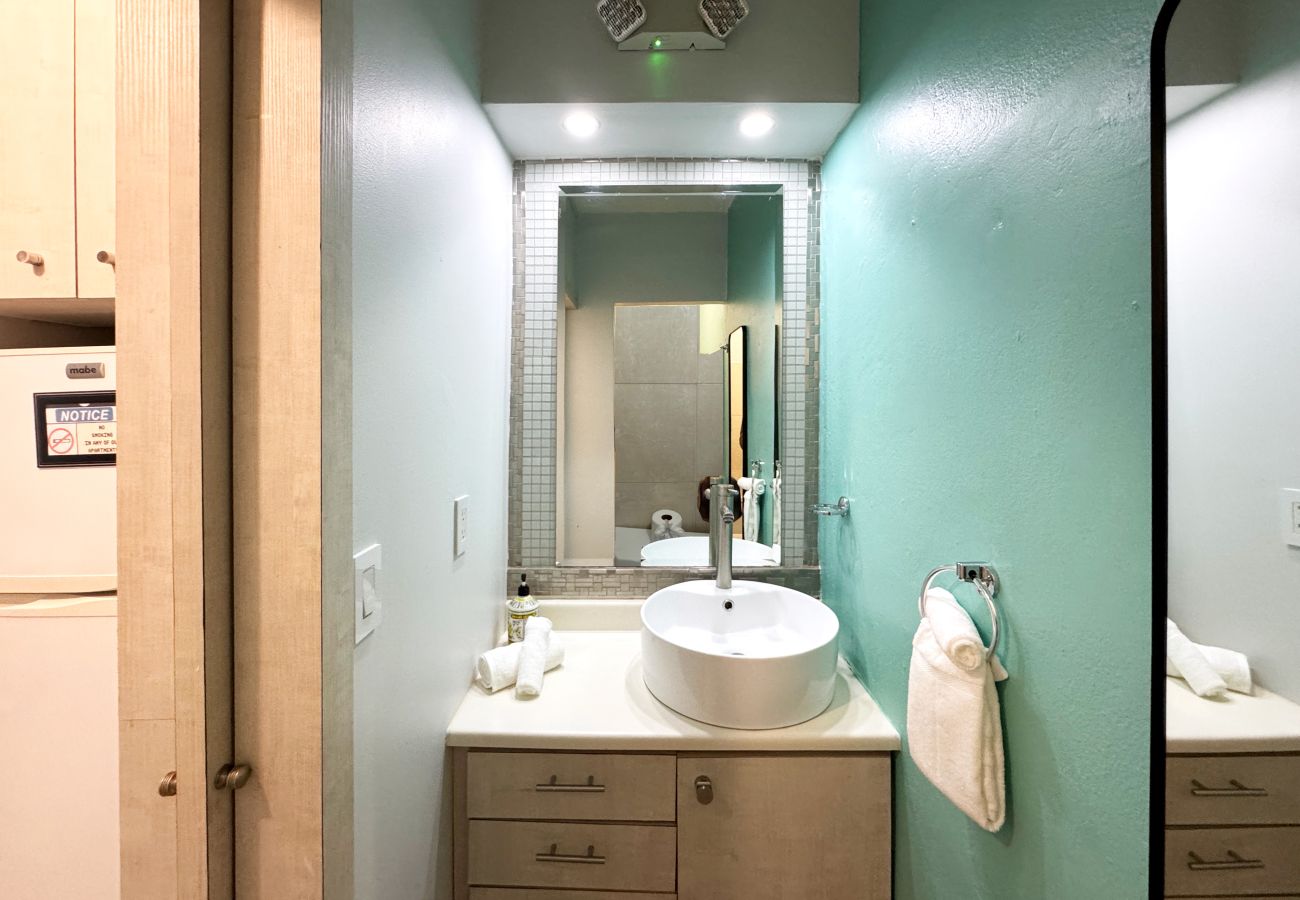 Estudio en San Juan - Updated Condado Queen Studio | Near Beach & Dining