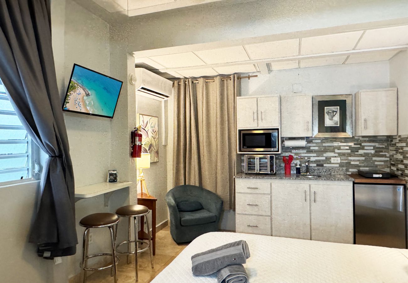 Estudio en San Juan - Updated Condado Studio | King Bed & Prime Location 