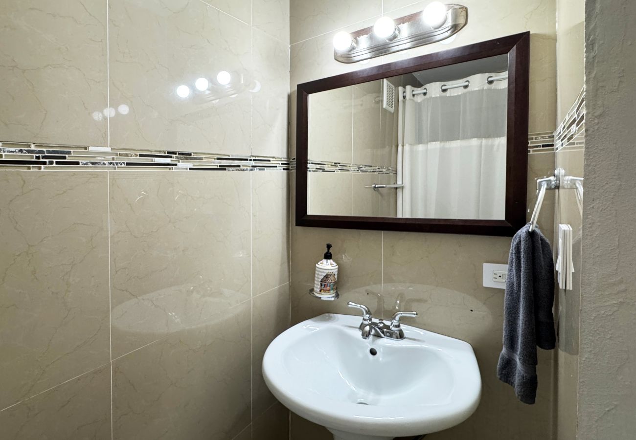 Apartamento en San Juan - Couples Condado Stay | 1BR Near Dining & Beach 