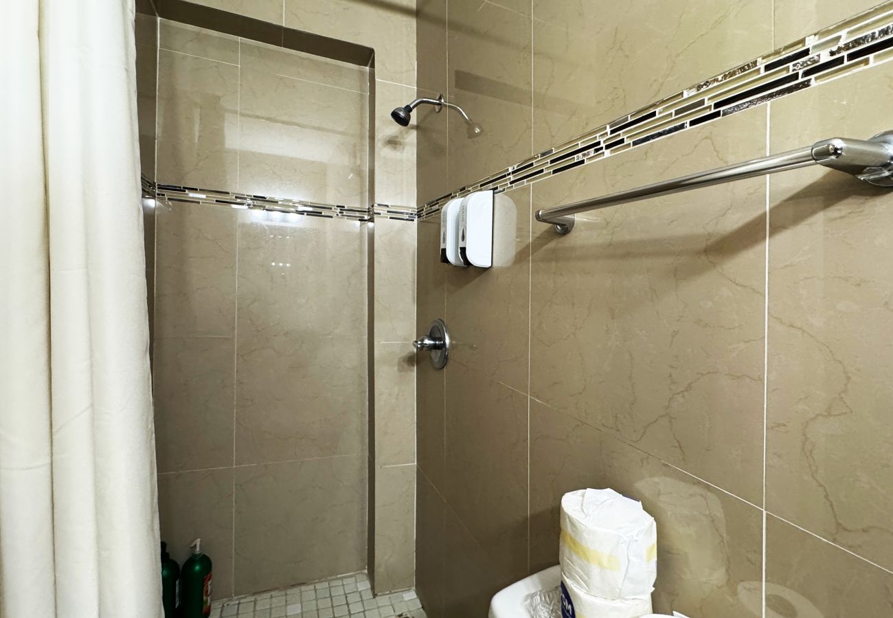 Apartamento en San Juan - Couples Condado Stay | 1BR Near Dining & Beach 