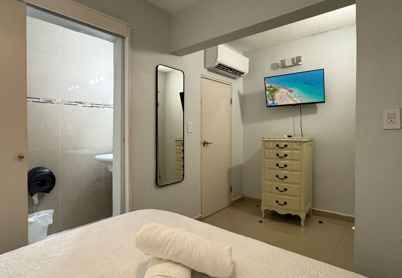 Apartamento en San Juan - Couples Condado Stay | 1BR Near Dining & Beach 