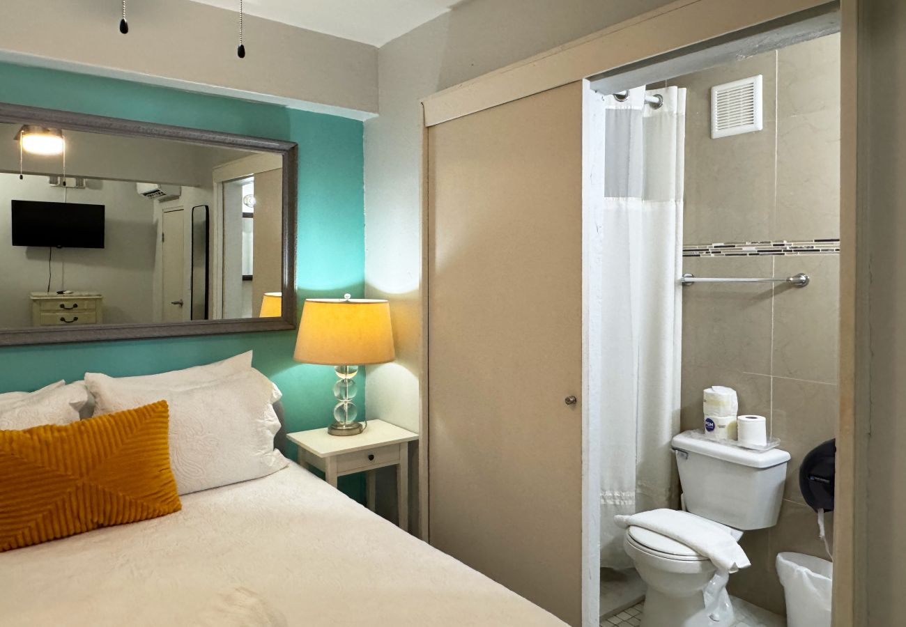 Apartamento en San Juan - Couples Condado Stay | 1BR Near Dining & Beach 