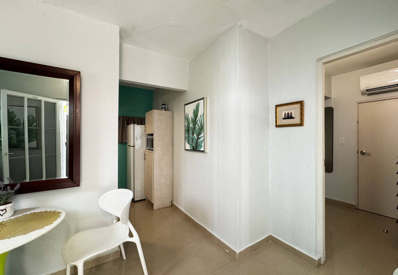 Apartamento en San Juan - Couples Condado Stay | 1BR Near Dining & Beach 