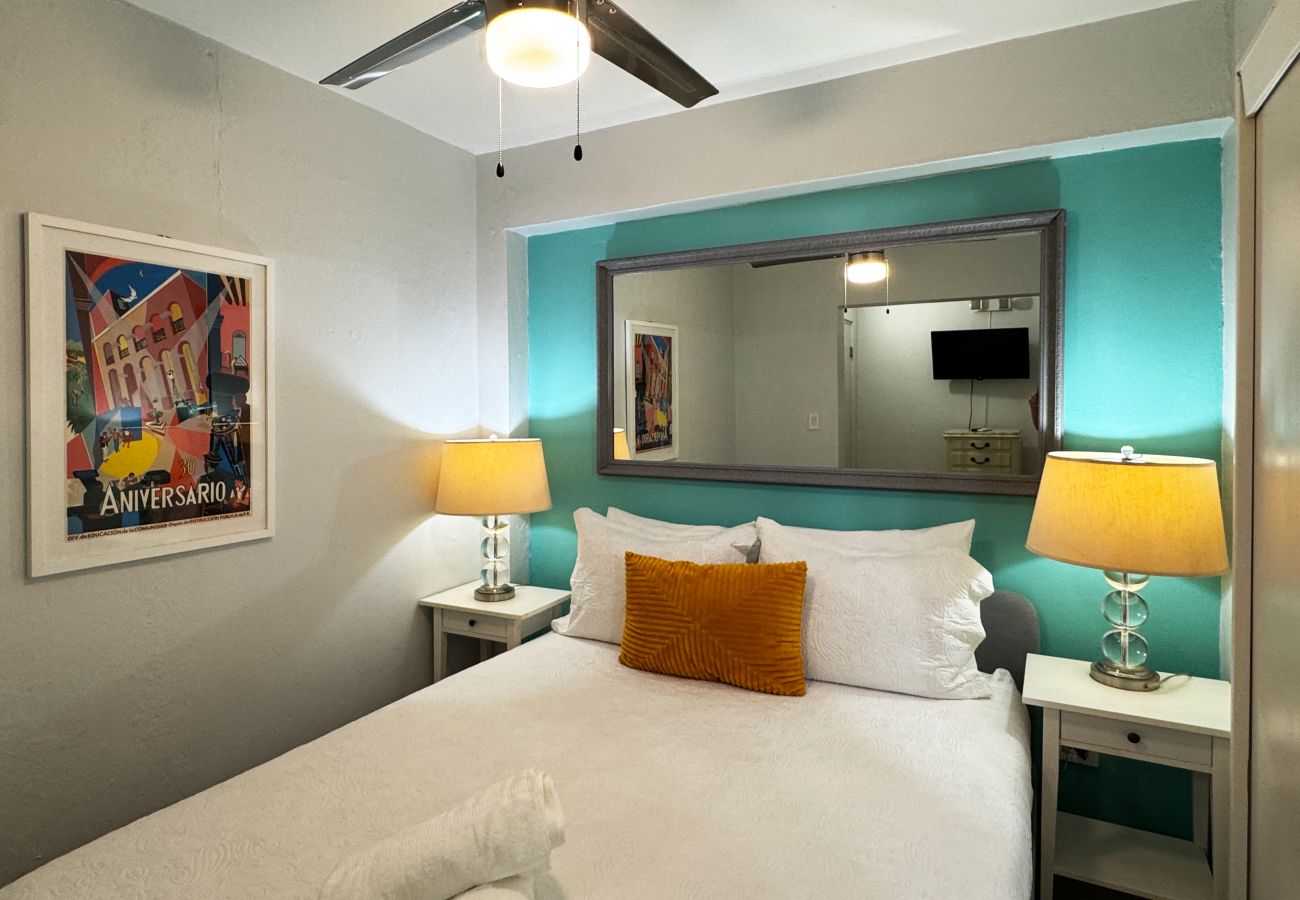 Apartamento en San Juan - Couples Condado Stay | 1BR Near Dining & Beach 