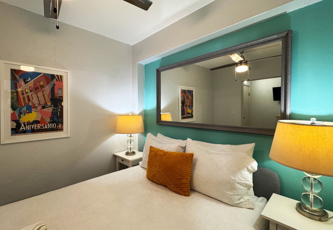 Apartamento en San Juan - Couples Condado Stay | 1BR Near Dining & Beach 