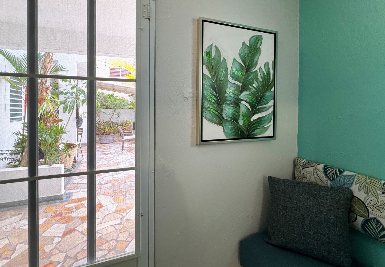Apartamento en San Juan - Couples Condado Stay | 1BR Near Dining & Beach 