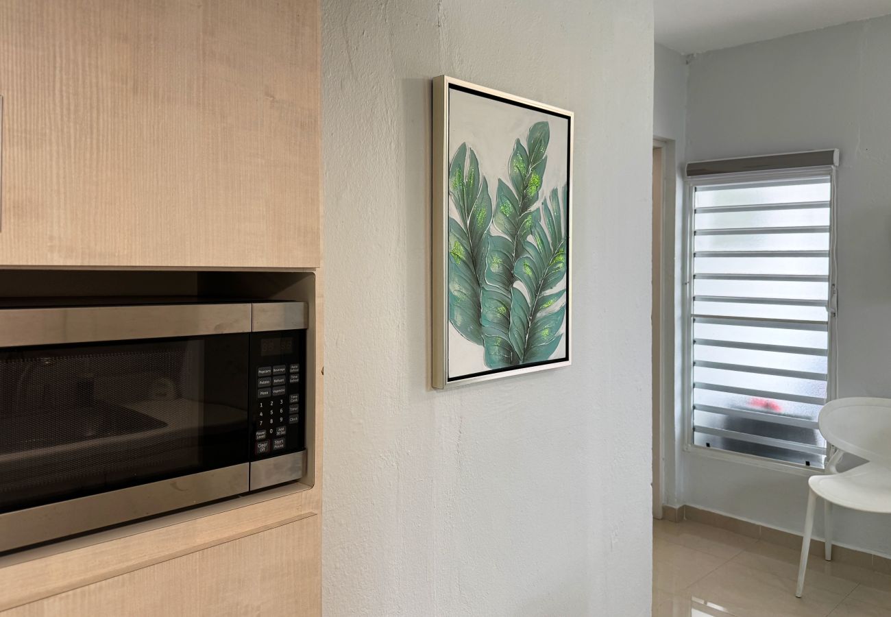 Apartamento en San Juan - Couples Condado Stay | 1BR Near Dining & Beach 