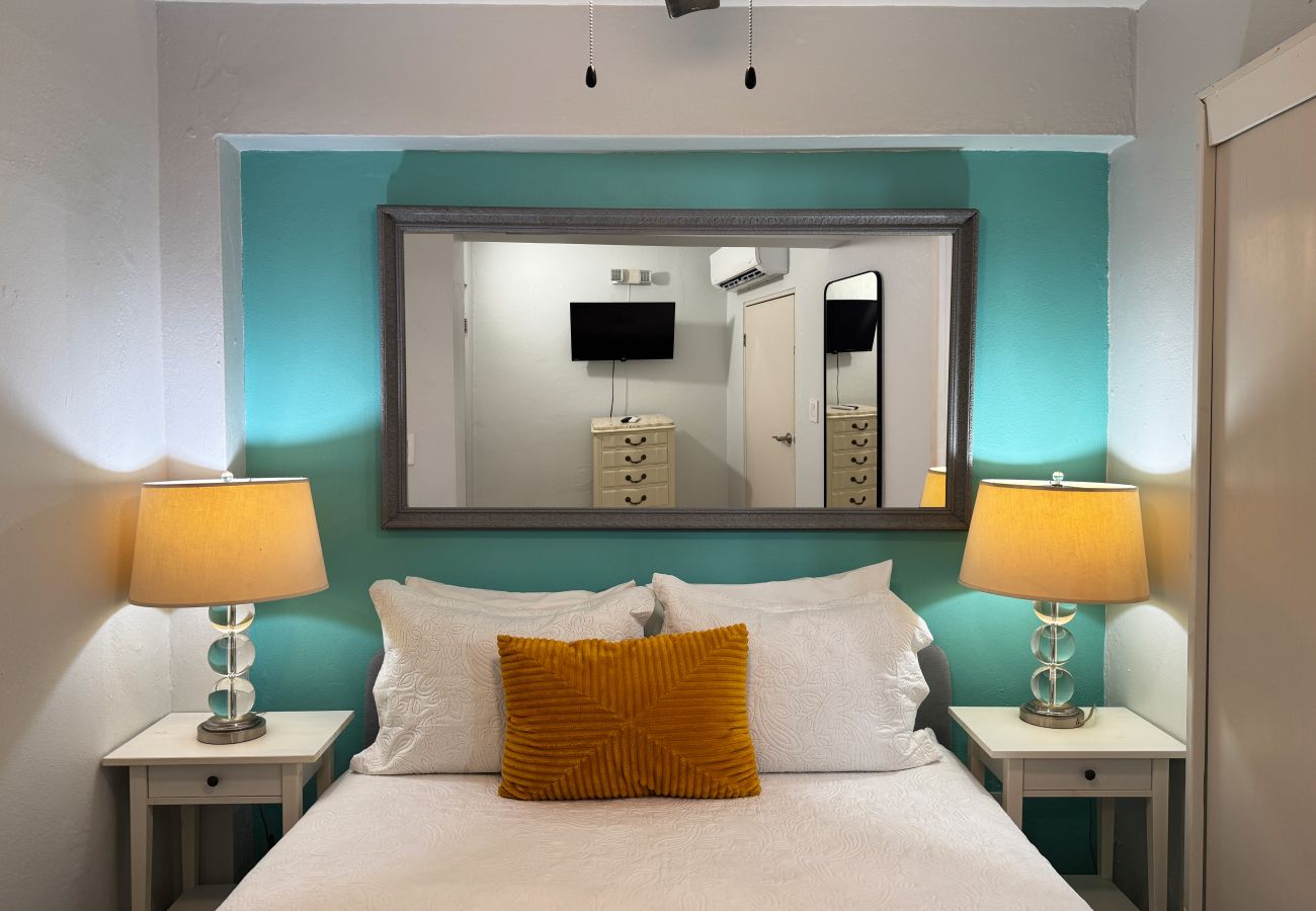 Apartamento en San Juan - Couples Condado Stay | 1BR Near Dining & Beach 