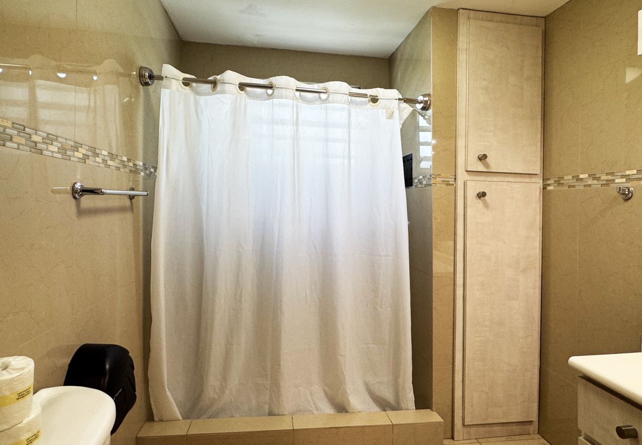 Apartamento en San Juan - Spacious 2BR/1BA in Condado Near Beach & Hotspots