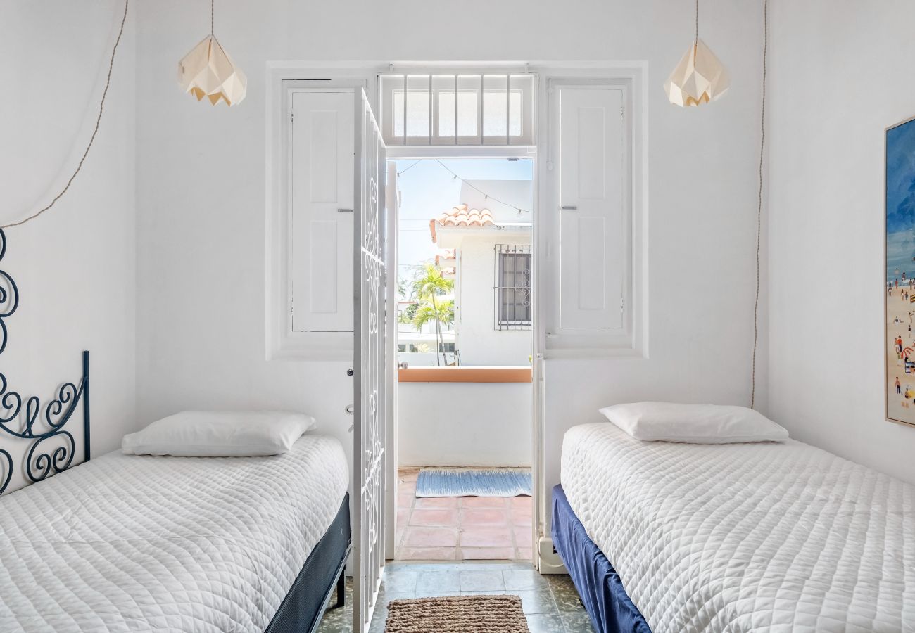 Casa en Santurce - Multi-unit beachside complex for up to 12 guests!