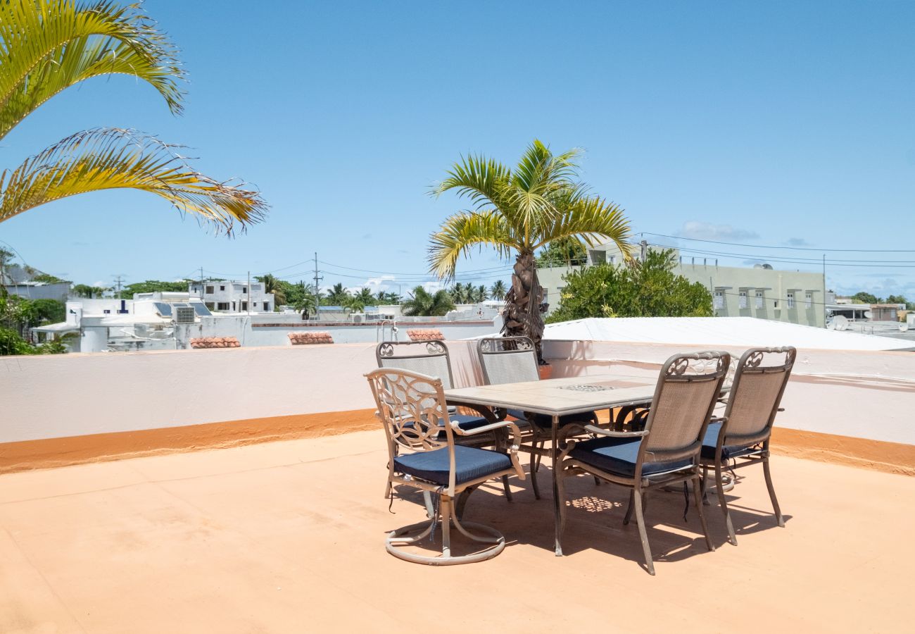 Casa en Santurce - Multi-unit beachside complex for up to 12 guests!