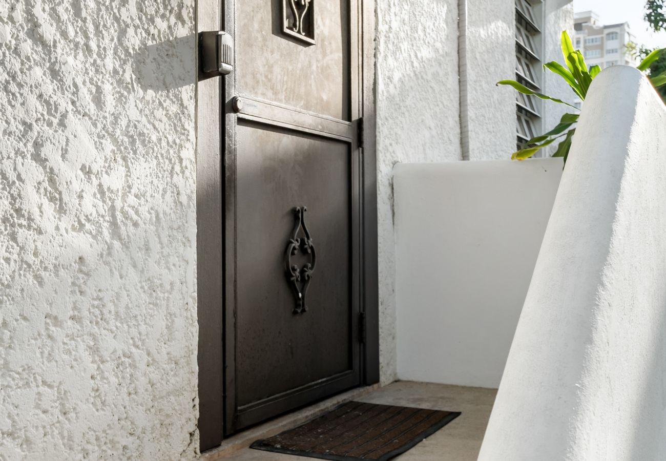 Casa en Santurce - Multi-unit beachside complex for up to 12 guests!