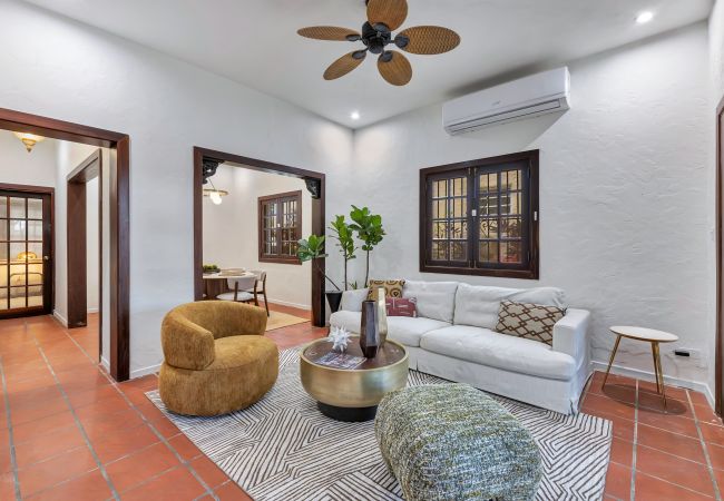 Casa en Santurce - Coastal Comfort: Spanish Villa Steps from the Sand