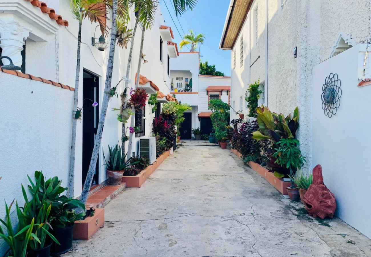 Casa en Santurce - Coastal Comfort: Spanish Villa Steps from the Sand