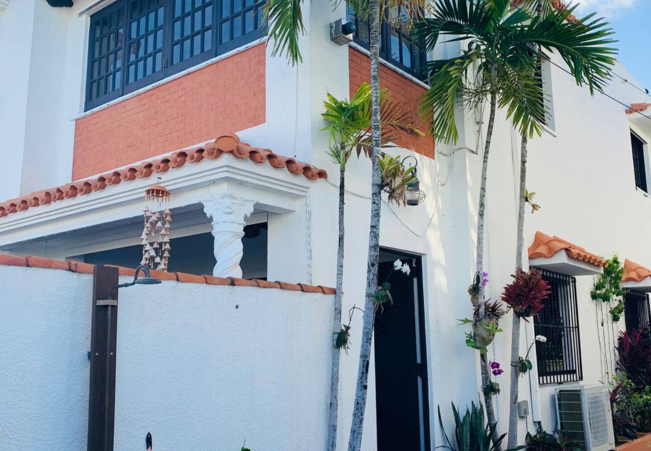 Casa en Santurce - Coastal Comfort: Spanish Villa Steps from the Sand