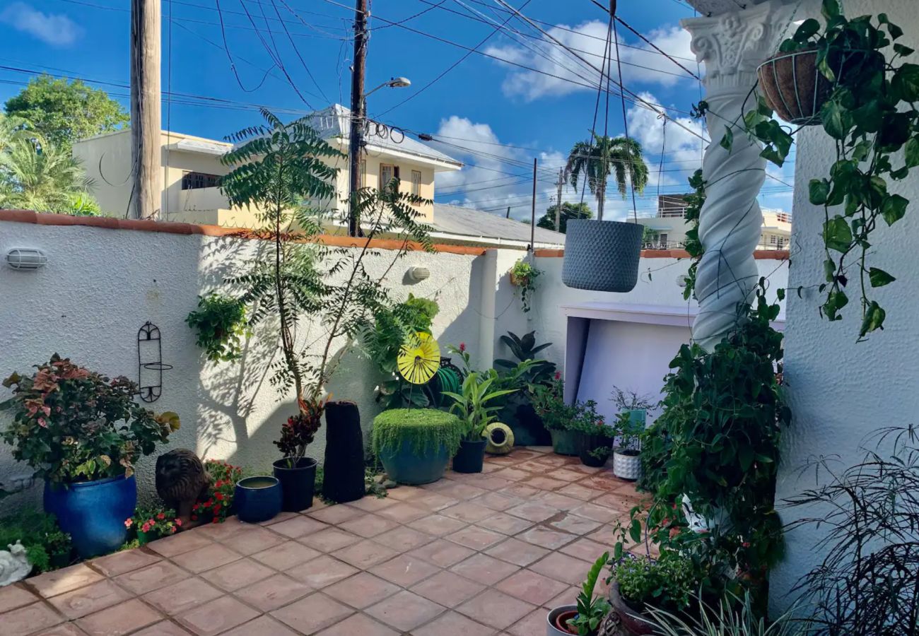 Casa en Santurce - Coastal Comfort: Spanish Villa Steps from the Sand