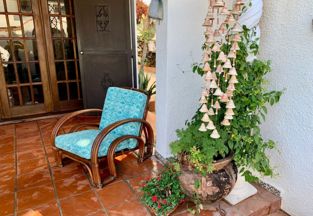 Casa en Santurce - Coastal Comfort: Spanish Villa Steps from the Sand