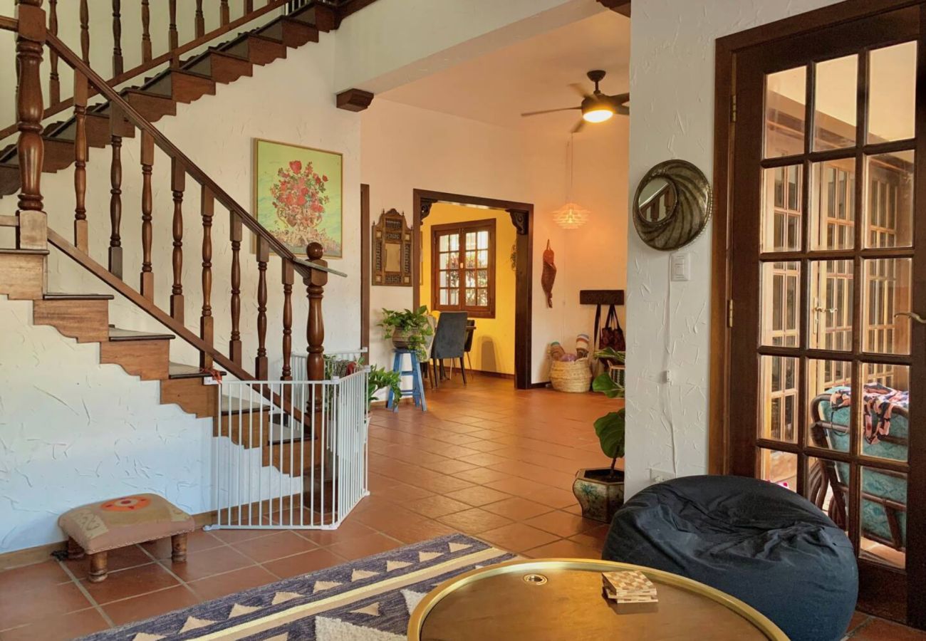 Casa en Santurce - Coastal Comfort: Spanish Villa Steps from the Sand