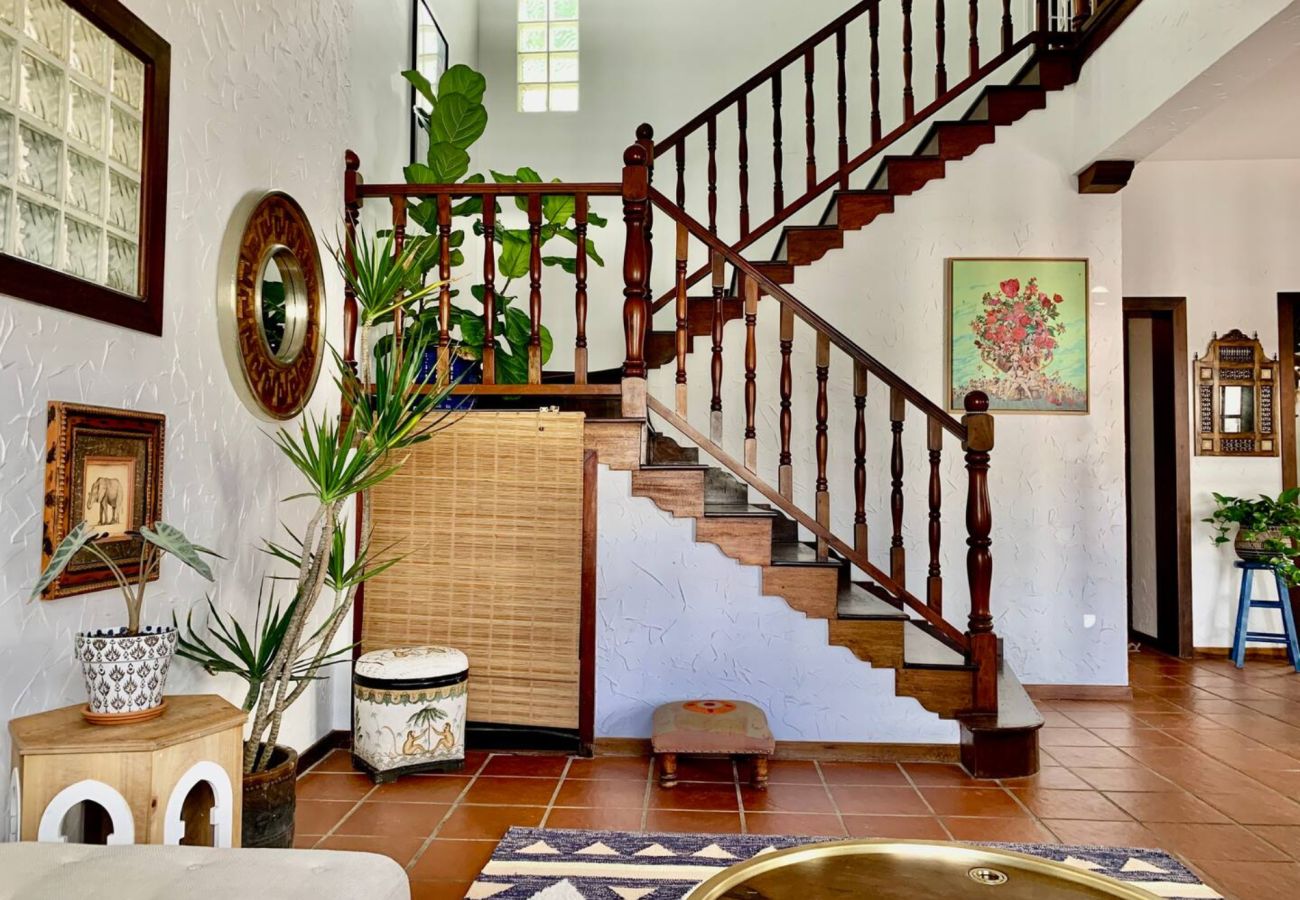 Casa en Santurce - Coastal Comfort: Spanish Villa Steps from the Sand