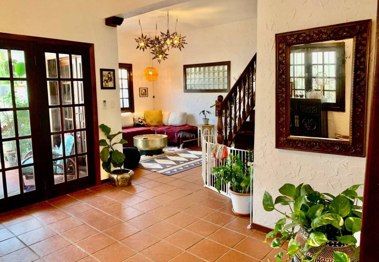 Casa en Santurce - Coastal Comfort: Spanish Villa Steps from the Sand