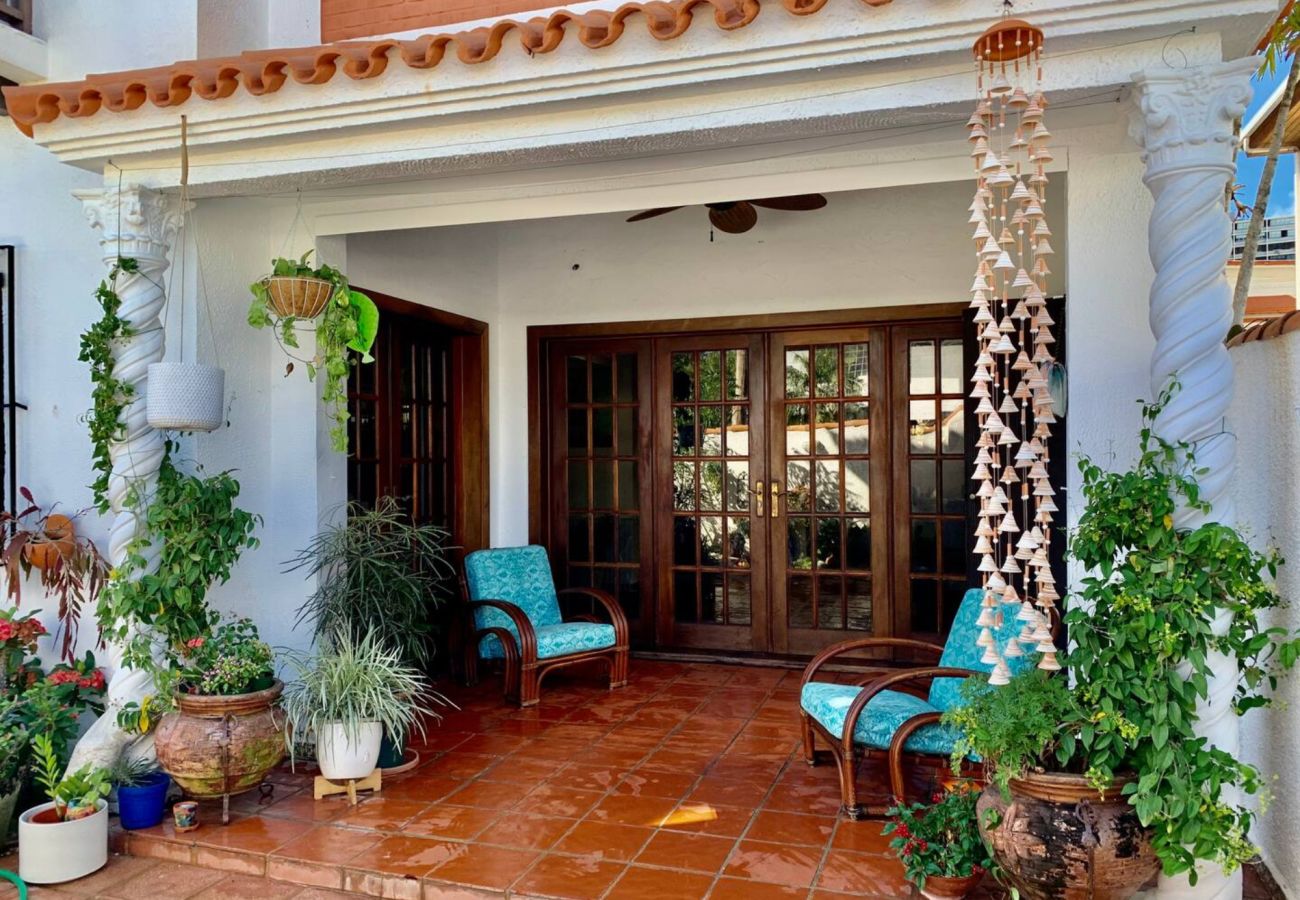 Casa en Santurce - Coastal Comfort: Spanish Villa Steps from the Sand