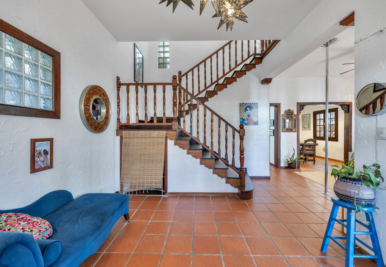 Casa en Santurce - Coastal Comfort: Spanish Villa Steps from the Sand