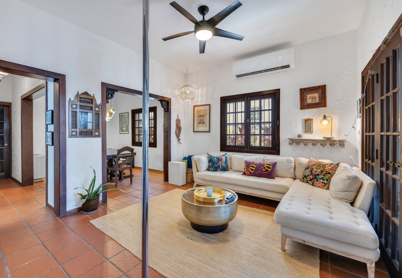Casa en Santurce - Coastal Comfort: Spanish Villa Steps from the Sand