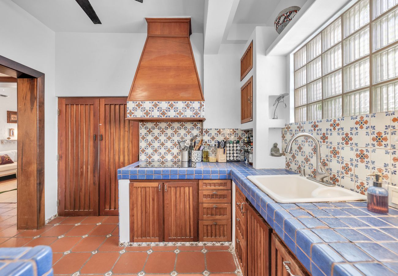 Casa en Santurce - Coastal Comfort: Spanish Villa Steps from the Sand