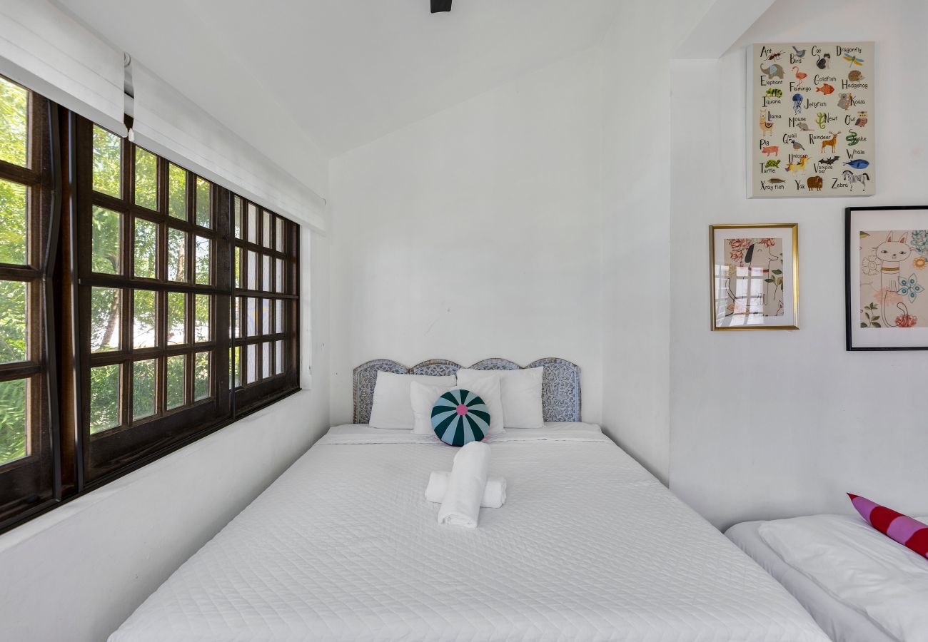 Casa en Santurce - Coastal Comfort: Spanish Villa Steps from the Sand
