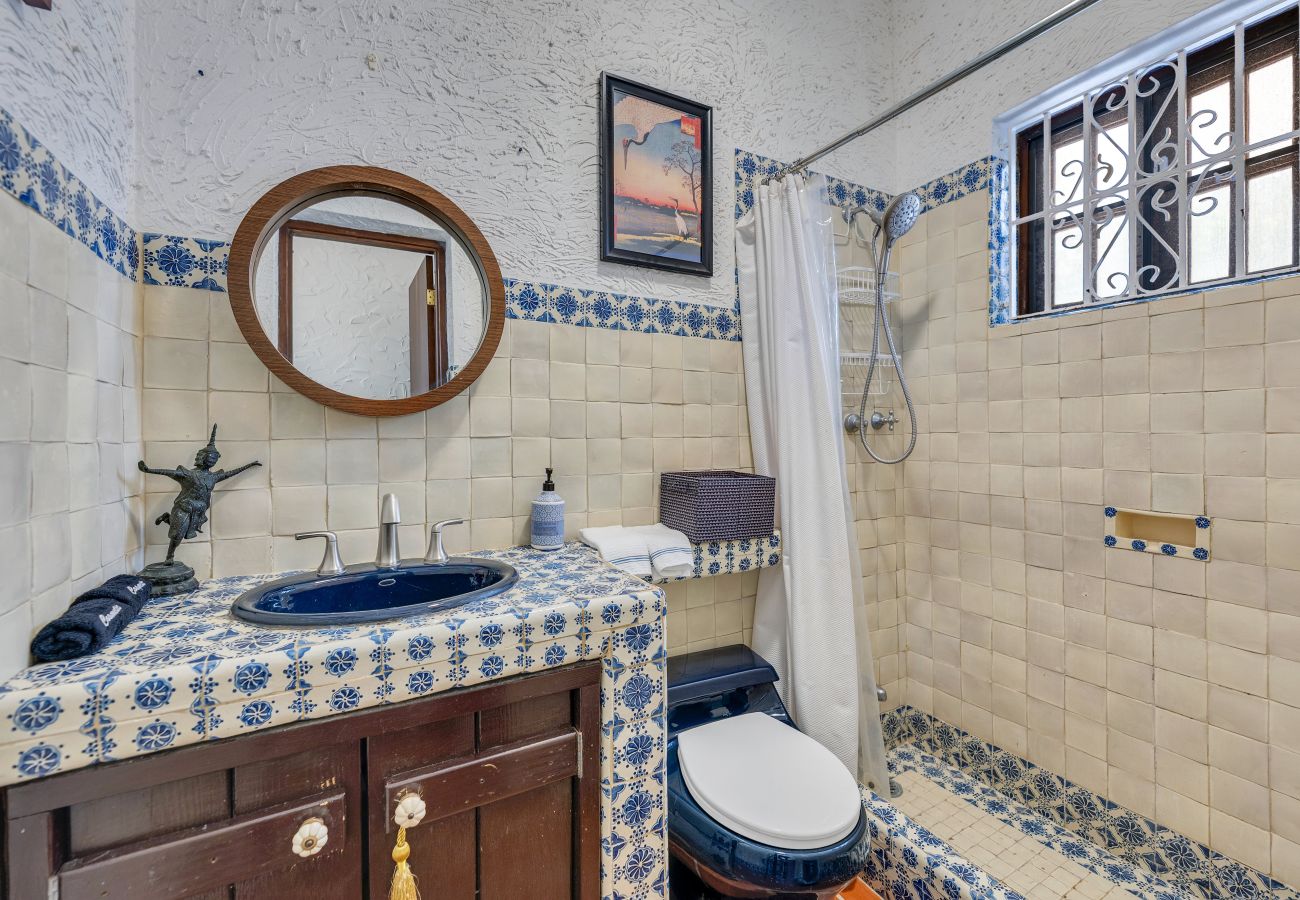 Casa en Santurce - Coastal Comfort: Spanish Villa Steps from the Sand