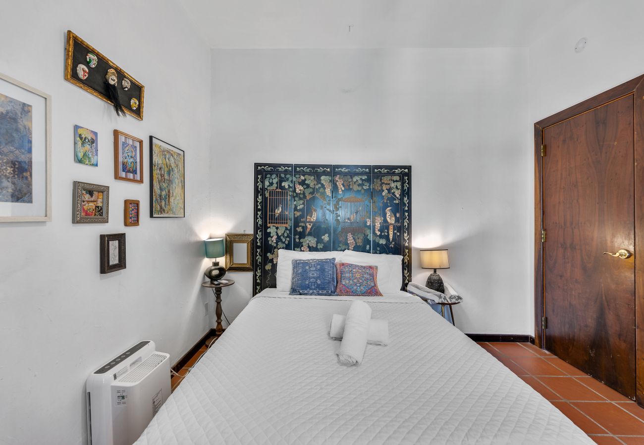 Casa en Santurce - Coastal Comfort: Spanish Villa Steps from the Sand