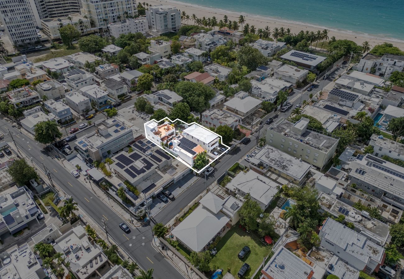 Casa en Santurce - Coastal Comfort: Spanish Villa Steps from the Sand