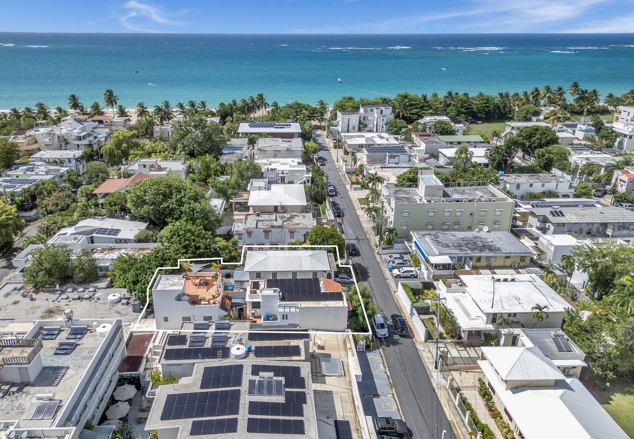Casa en Santurce - Coastal Comfort: Spanish Villa Steps from the Sand