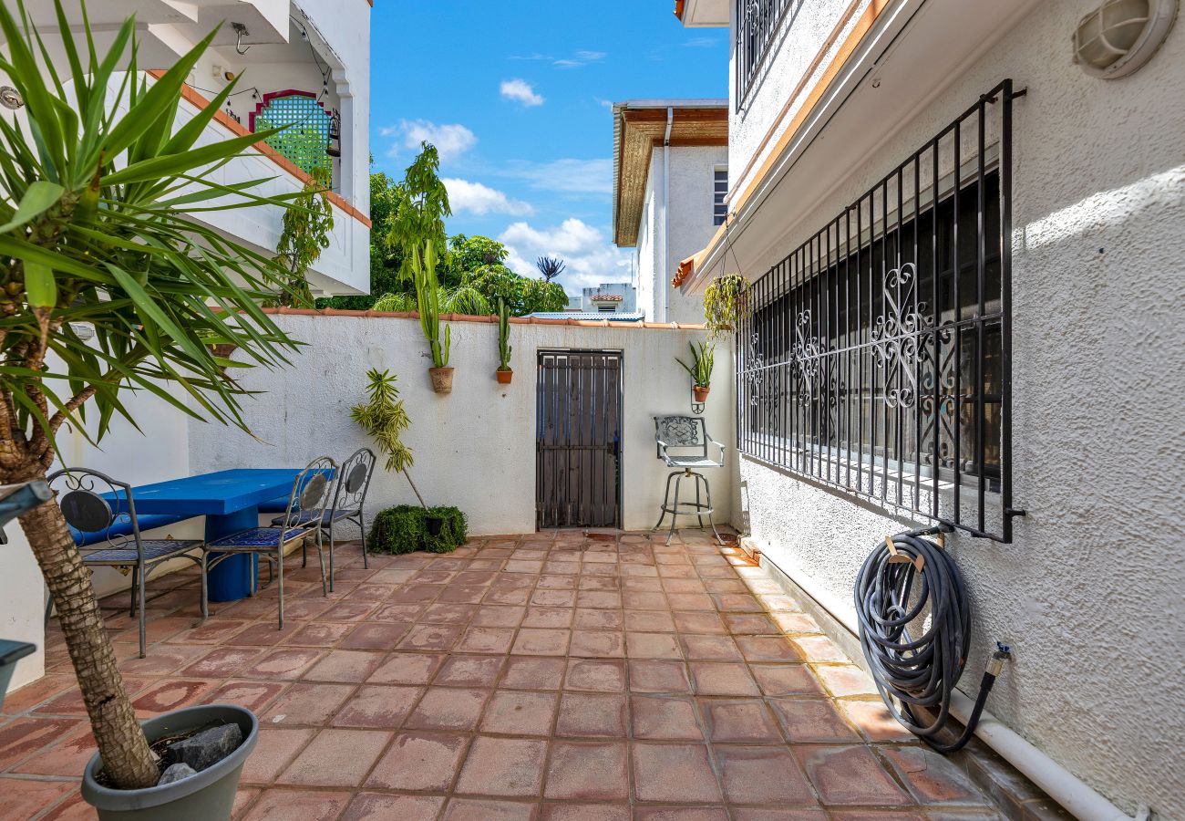 Casa en Santurce - Coastal Comfort: Spanish Villa Steps from the Sand