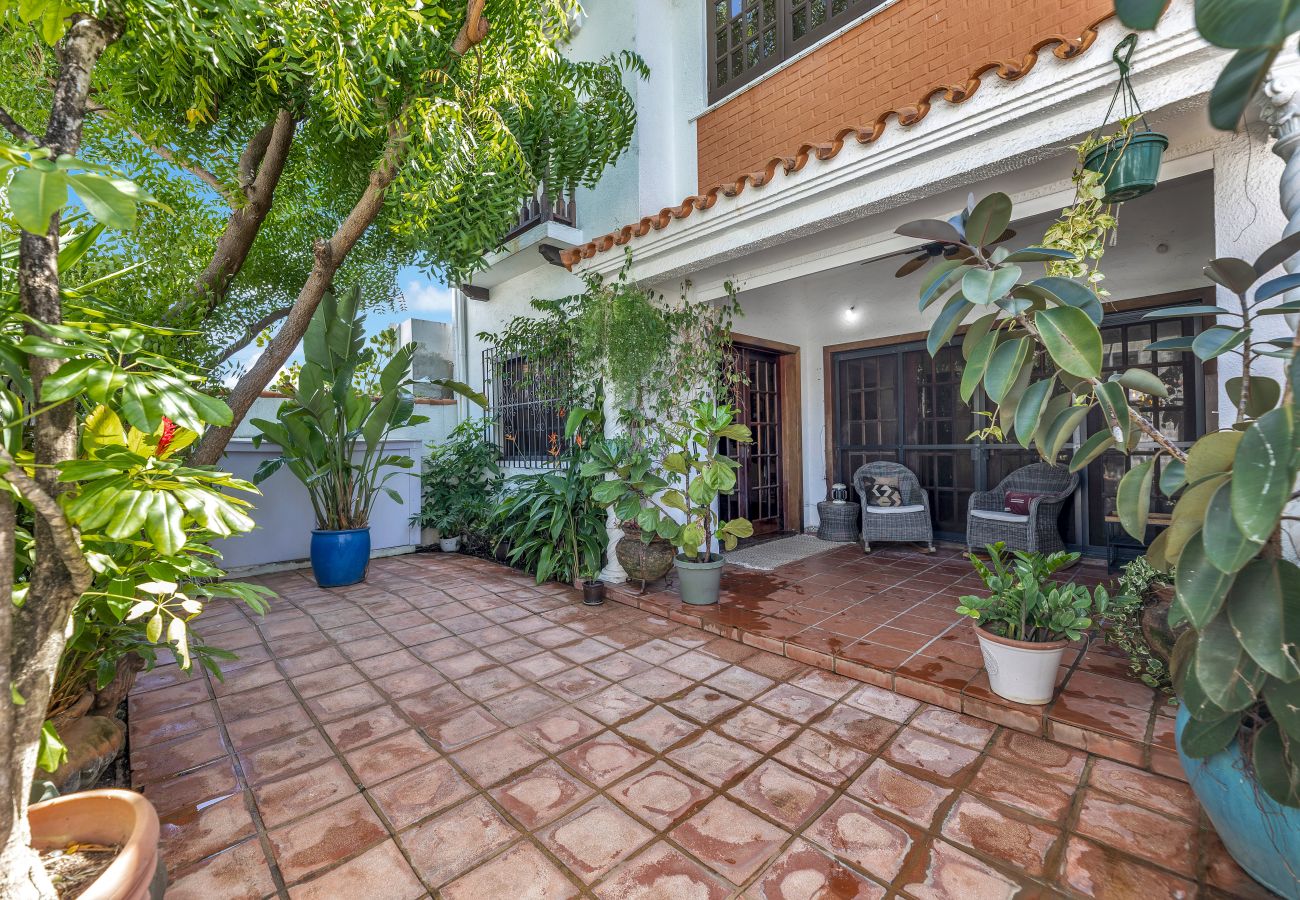 Casa en Santurce - Coastal Comfort: Spanish Villa Steps from the Sand