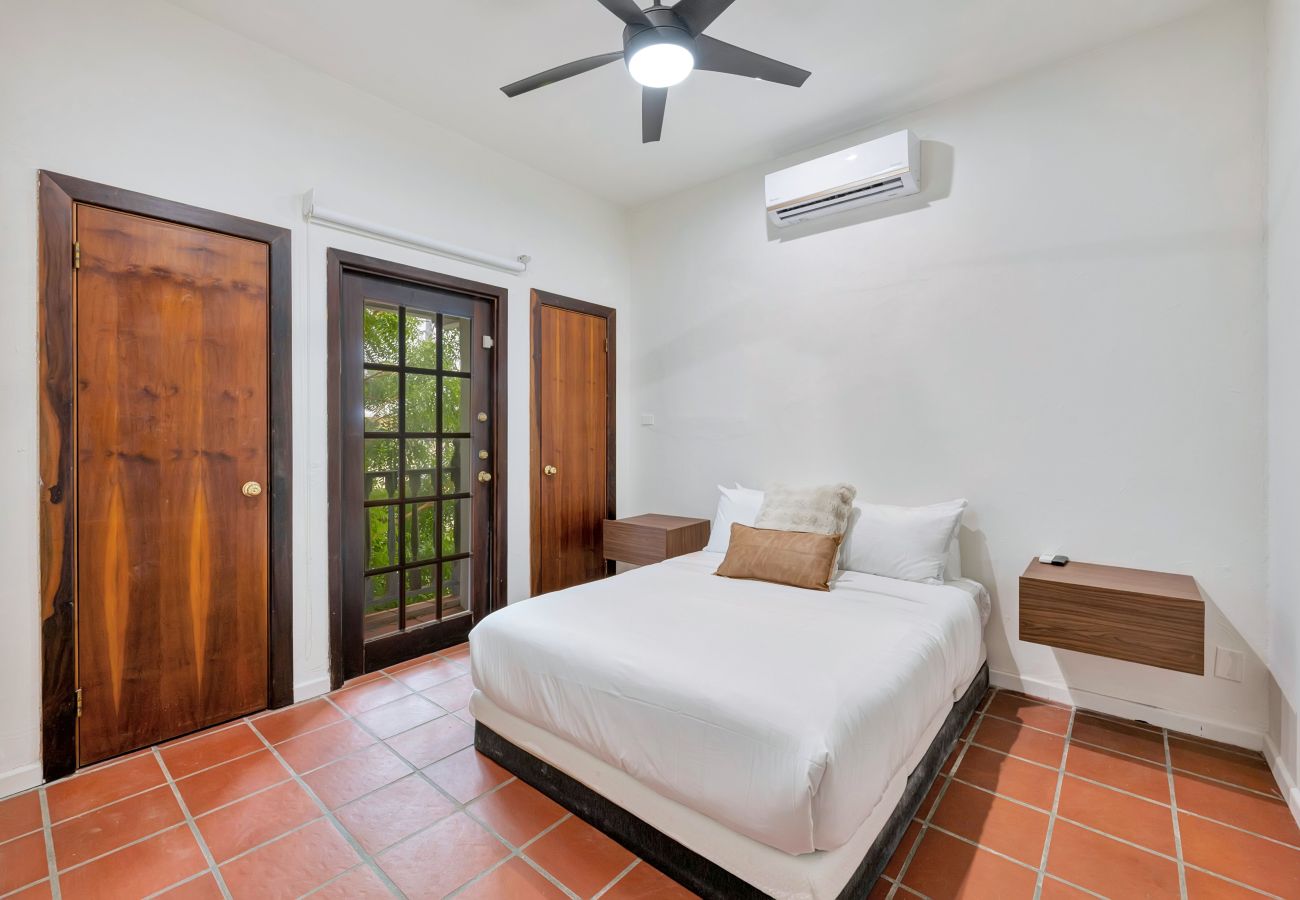 Casa en Santurce - Coastal Comfort: Spanish Villa Steps from the Sand
