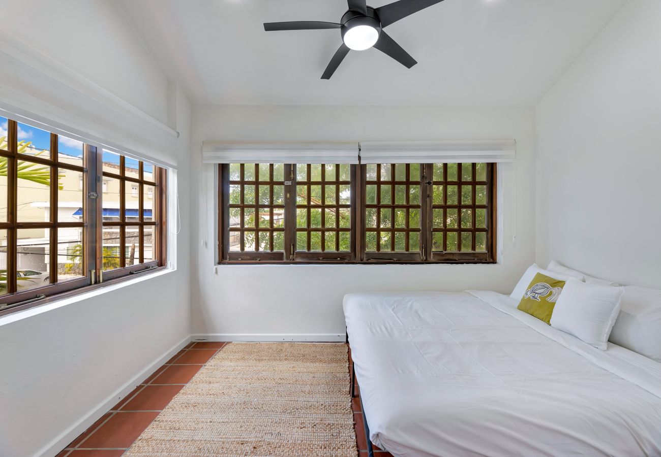 Casa en Santurce - Coastal Comfort: Spanish Villa Steps from the Sand