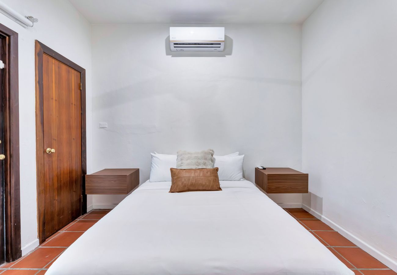 Casa en Santurce - Coastal Comfort: Spanish Villa Steps from the Sand