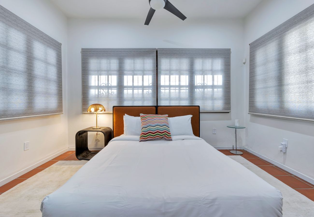 Casa en Santurce - Coastal Comfort: Spanish Villa Steps from the Sand