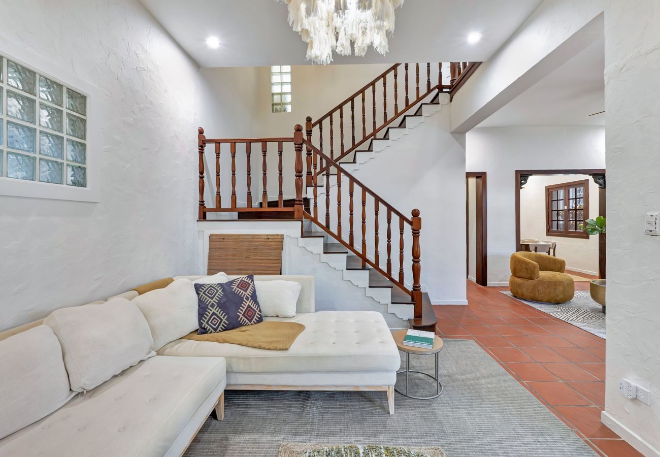 Casa en Santurce - Coastal Comfort: Spanish Villa Steps from the Sand