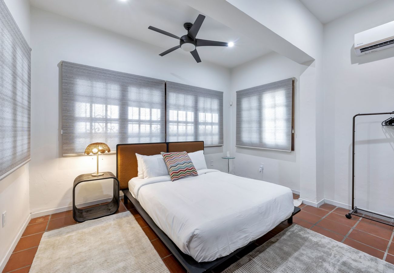 Casa en Santurce - Coastal Comfort: Spanish Villa Steps from the Sand
