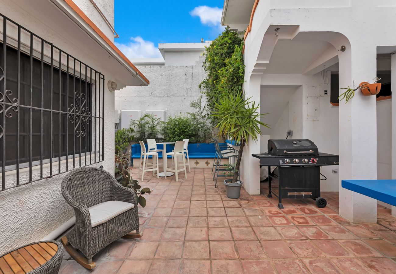 Casa en Santurce - Coastal Comfort: Spanish Villa Steps from the Sand