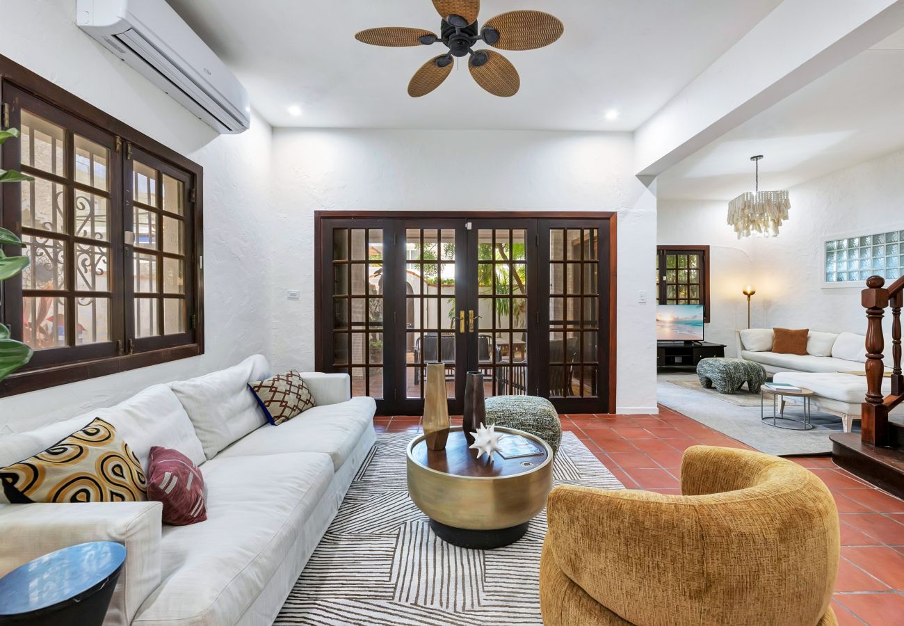Casa en Santurce - Coastal Comfort: Spanish Villa Steps from the Sand