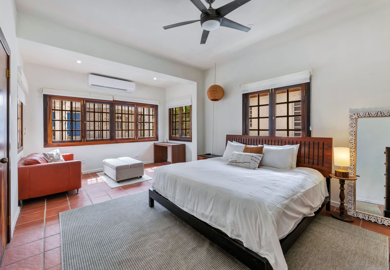 Casa en Santurce - Coastal Comfort: Spanish Villa Steps from the Sand