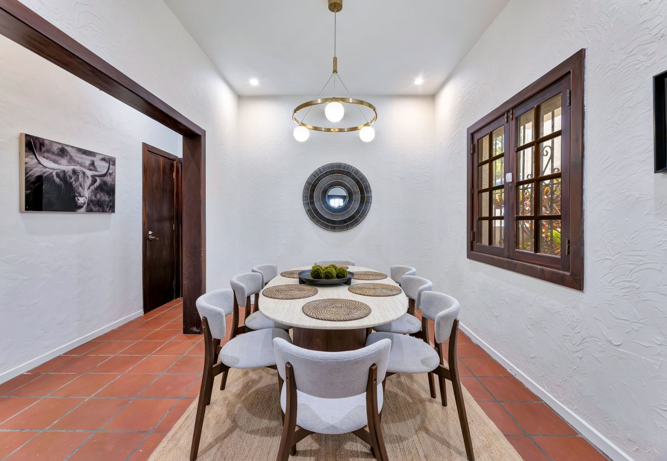Casa en Santurce - Coastal Comfort: Spanish Villa Steps from the Sand