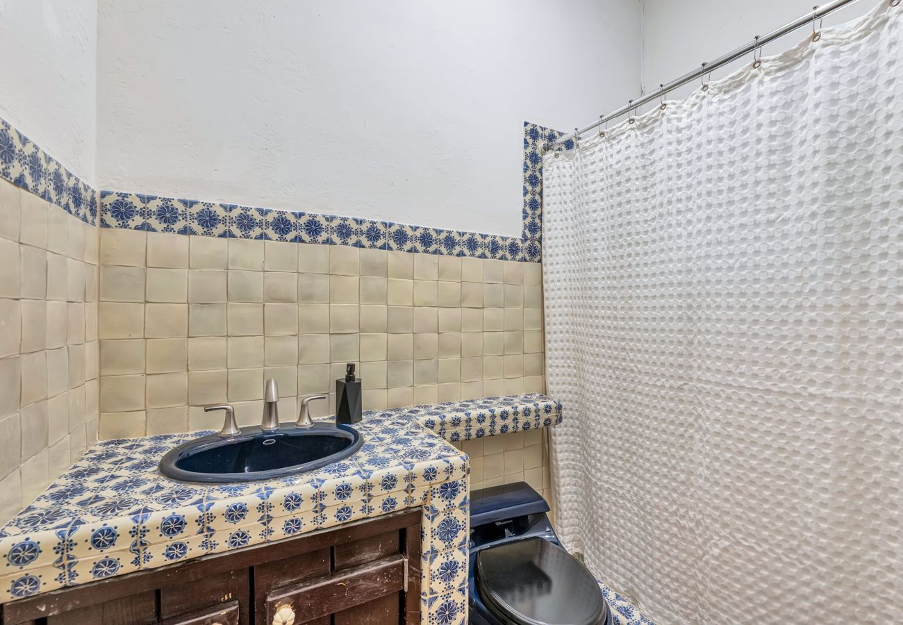 Casa en Santurce - Coastal Comfort: Spanish Villa Steps from the Sand