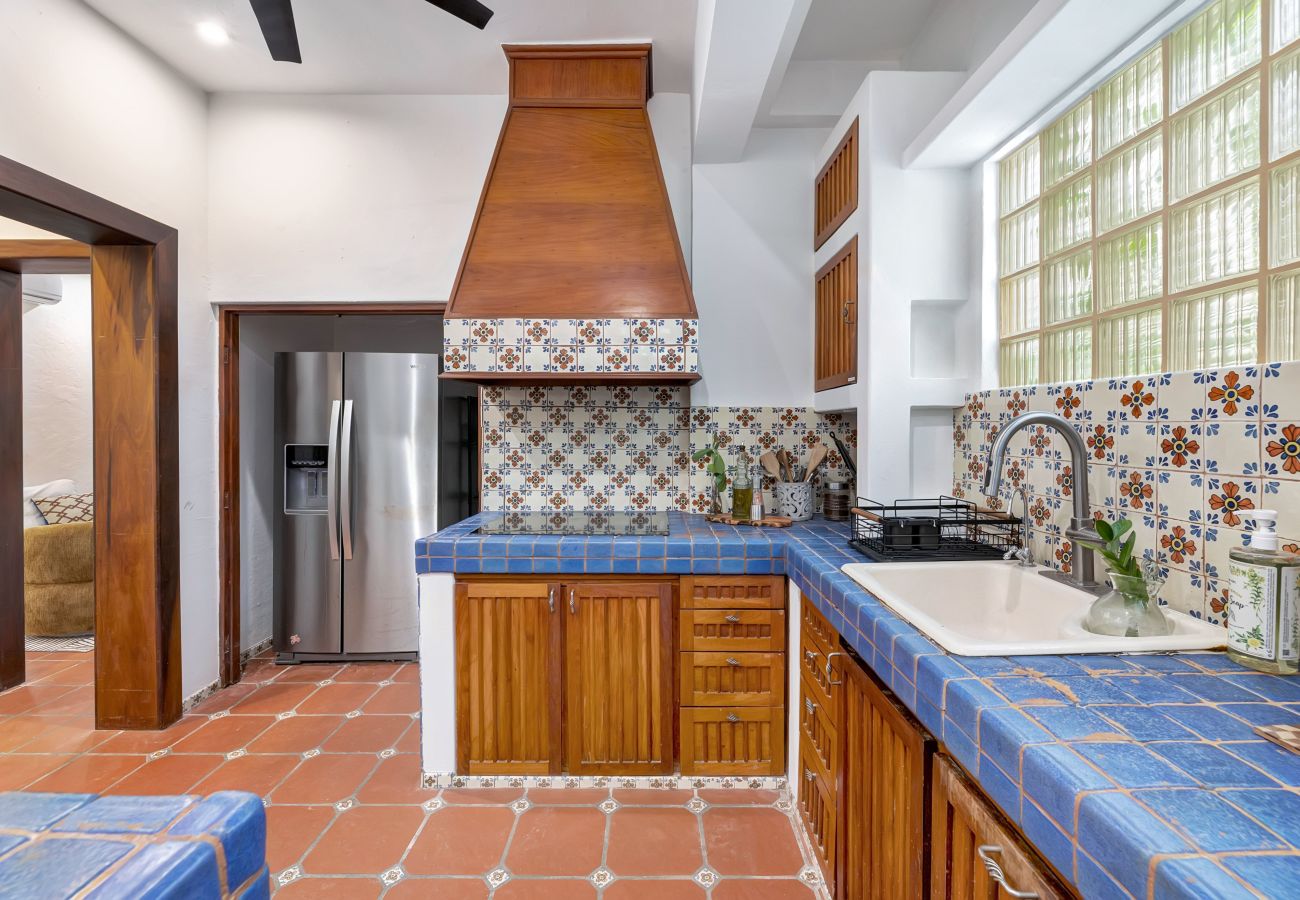Casa en Santurce - Coastal Comfort: Spanish Villa Steps from the Sand