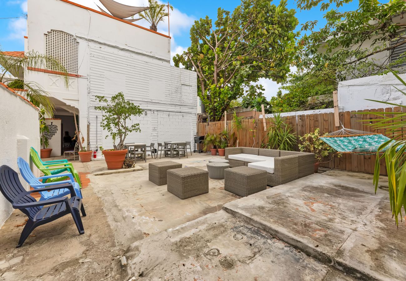 Casa en Santurce - Coastal Comfort: Spanish Villa Steps from the Sand