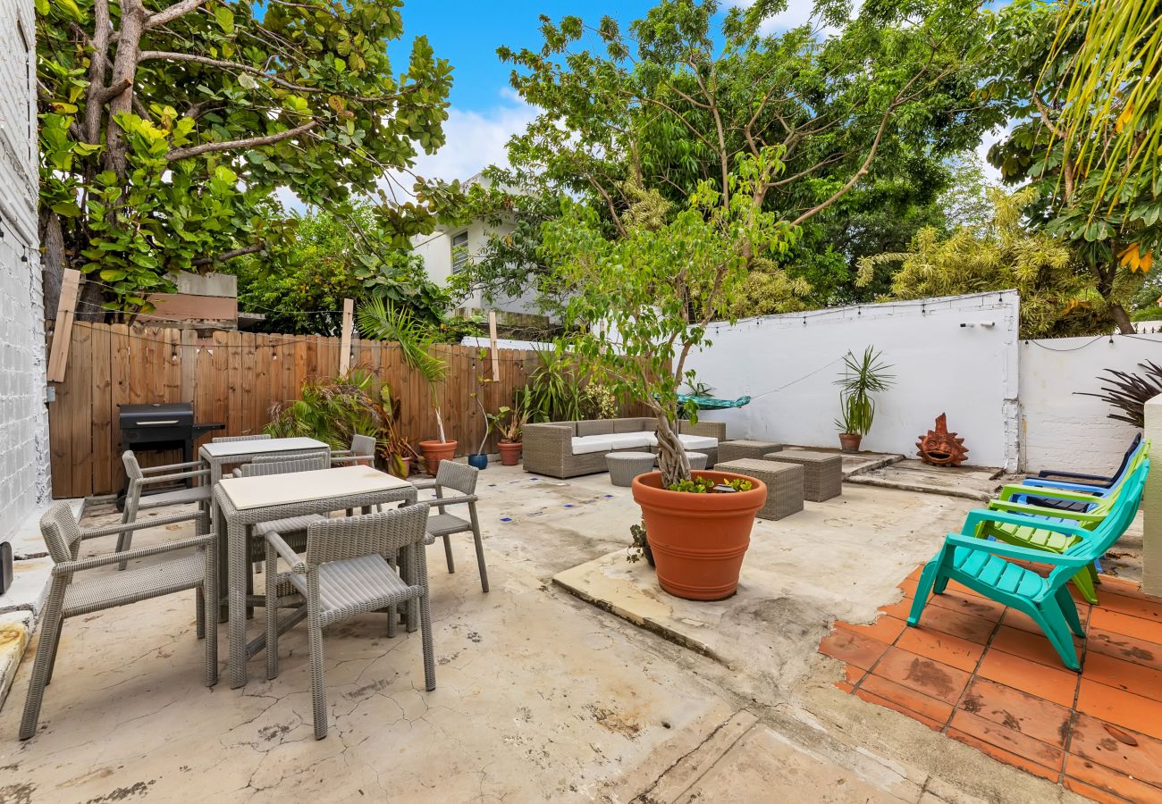 Casa en Santurce - Coastal Comfort: Spanish Villa Steps from the Sand